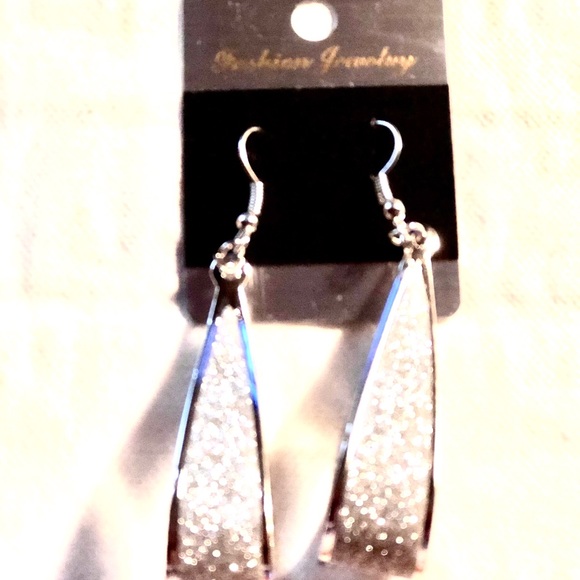 Donna’s Dangle ribbon earrings - Picture 4 of 4